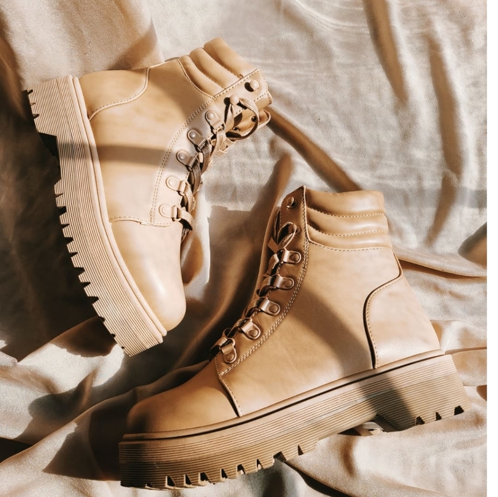 🚨FEW PAIRS LEFT// Tan vegan leather boot - Picture 4 of 4